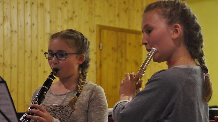 Die Konzentration steht Selina Grünewald und Ida-Maria Hillenbrand ins Gesicht geschrieben (von links). Peter Klopf