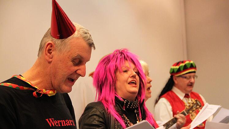 Viel Mühe gegeben hat sich zweiter Bürgermeister Jürgen Pfister (links) mit selbst gedichteten Versen über jeden Ortsteil. Foto: Ulrike Müller