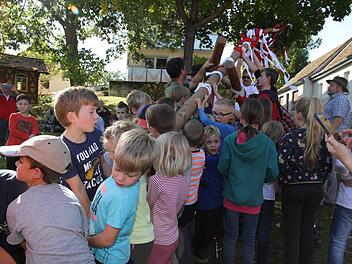 50 Kinder beteiligten sich beim Aufstellen des Kinderkirchweihbaumes, der stolze 17 Meter misst. Fotos: Mathias Erlwein