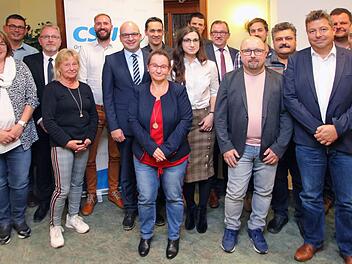Münnerstadts CSU-Stadtratskandidaten präsentieren sich: Manuela Fleischmann (von links), Thorsten Harnus, Thomas Meckel, Ulla  Müller, Simon Bangert, Michael Kastl, Oliver Jurk, Michaela Wedemann, Lara  Oppel, Ferdinand Gehrig, Arno Schlembach, Mario Schmitt, Johannes Röß,  Georg Heymann, Thomas Klemm, Jürgen Eckert und Burkard Schodorf. Foto: Dieter Britz