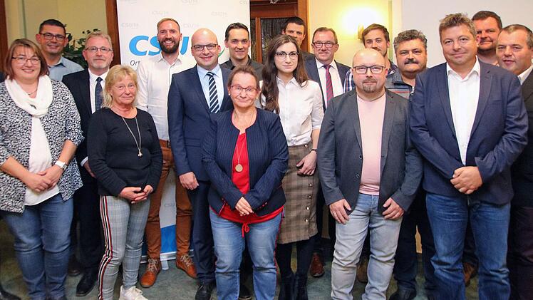 Münnerstadts CSU-Stadtratskandidaten präsentieren sich: Manuela Fleischmann (von links), Thorsten Harnus, Thomas Meckel, Ulla  Müller, Simon Bangert, Michael Kastl, Oliver Jurk, Michaela Wedemann, Lara  Oppel, Ferdinand Gehrig, Arno Schlembach, Mario Schmitt, Johannes Röß,  Georg Heymann, Thomas Klemm, Jürgen Eckert und Burkard Schodorf. Foto: Dieter Britz