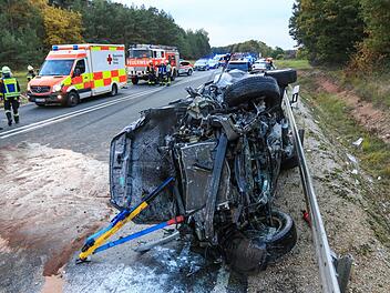 Bei dem Unfall auf der B 505 nahe Pommersfelden haben sich elf Personen verletzt. Die Feuerwehr musste das Ehepaar und seine fünf Kinder aus dem Autowrack schneiden. Sie wurden unverschuldet Opfer. Der Vater hinterlässt eine Familie, die sich nun durchkämpfen muss.   Archivfoto: News5
