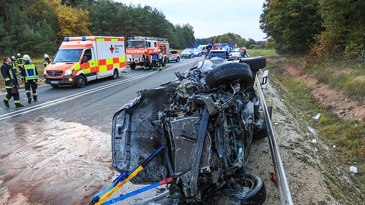 Bei dem Unfall auf der B 505 nahe Pommersfelden haben sich elf Personen verletzt. Die Feuerwehr musste das Ehepaar und seine fünf Kinder aus dem Autowrack schneiden. Sie wurden unverschuldet Opfer. Der Vater hinterlässt eine Familie, die sich nun durchkämpfen muss.   Archivfoto: News5