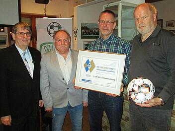 Die "Goldene Raute" für den FC und die BFV-Verdienstnadel übergaben Klaus Eisemann (links) und Rainer Lochmüller (rechts) an Martin Stapper (2. von rechts) und den scheidenden Andreas Ruppert (2 von links), der zudem zum Ehrenvorsitzenden ernannt wurde.  Fotos: Winfried Ehling