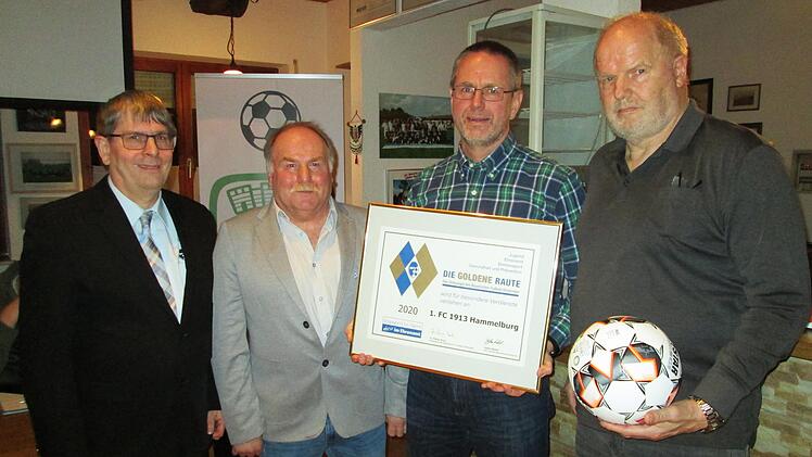 Die "Goldene Raute" für den FC und die BFV-Verdienstnadel übergaben Klaus Eisemann (links) und Rainer Lochmüller (rechts) an Martin Stapper (2. von rechts) und den scheidenden Andreas Ruppert (2 von links), der zudem zum Ehrenvorsitzenden ernannt wurde.  Fotos: Winfried Ehling