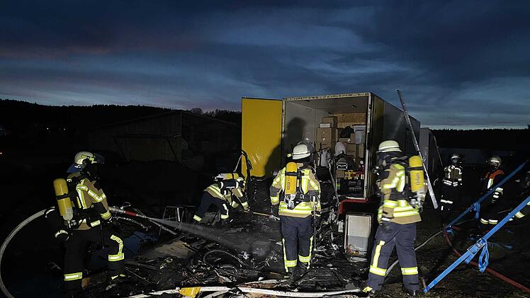 Brand in Zirkus: Wohnwagen komplett niedergebrannt