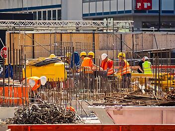 Steht ein Arbeitgeberwechsel an, gibt es das Arbeitszeugnis, das aber Vorgaben erfüllen muss.