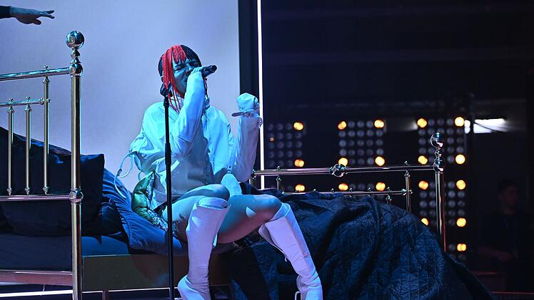 In einer Zwangsjacke performt Oxa für Shirin David "What's Up" von den 4 Non Blondes.