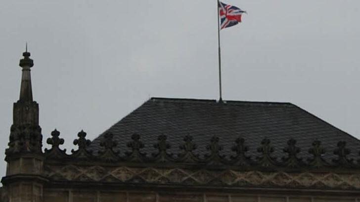 Auf der Ehrenburg weht ausnahmsweise die britische Fahne.