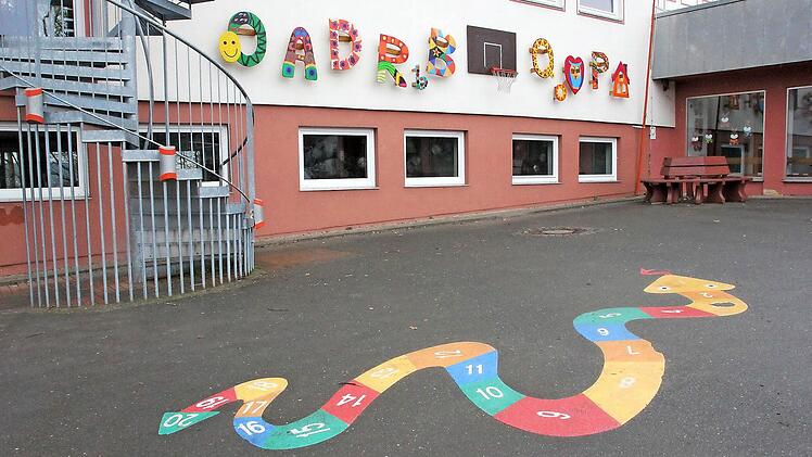 An der Schule Johannisthal wurde in den vergangenen Jahren viel gemacht: Feuertreppe, bunte Pausenspiele auf dem Hof und viel Farbe haben sie zur Schule mit Herz und Verstand gemacht.  Foto: Friedwald Schedel