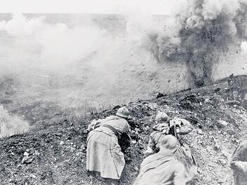 Franzoesische Soldaten waehrend der Schlacht von Verdun im Ersten Weltkrieg, 1916 - Franzoesische Soldaten am Hohlweg von Helby waehrend der Schlacht um Verdun gehen bei einem Artillerieeinschlag in Deckung, 1916(KEYSTONE/SUEDDEUTSCHE ZEITUNG PHOTO/Scherl)