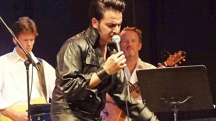 Der jüngere Elvis: TC King und die Band "The Celebrations". Foto: Johanna Eckert