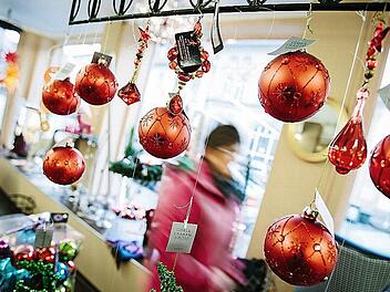 Rote Kugeln werden in diesem Jahr an vielen Weihnachtsbäumen hängen. Die Klassiker laufen bei "Schöss Zeuch" besonders gut.  Foto: Steffens