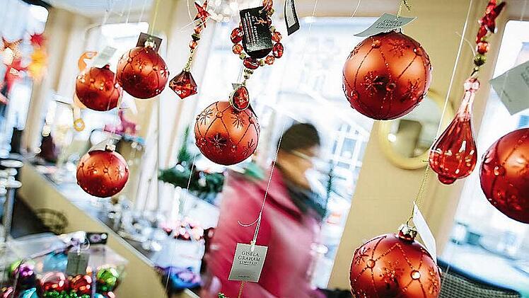 Rote Kugeln werden in diesem Jahr an vielen Weihnachtsbäumen hängen. Die Klassiker laufen bei "Schöss Zeuch" besonders gut.  Foto: Steffens