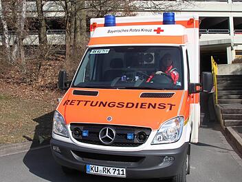 Wenn Einsatzfahrzeuge mit Sonderrechten unterwegs sind, müssen die Autofahrer freie Bahn schaffen. Foto: Stephan Tiroch