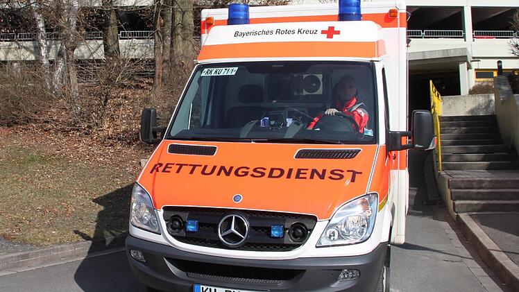 Wenn Einsatzfahrzeuge mit Sonderrechten unterwegs sind, müssen die Autofahrer freie Bahn schaffen. Foto: Stephan Tiroch