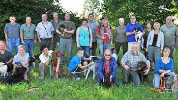 18 Frauen und Männer absolvierten mit ihren Jagd- und Begleithunden die Dressurprüfung der Kreisgruppe Haßfurt des Bayerischen Landesjagdverbandes. Fotos: Ulrike Langer