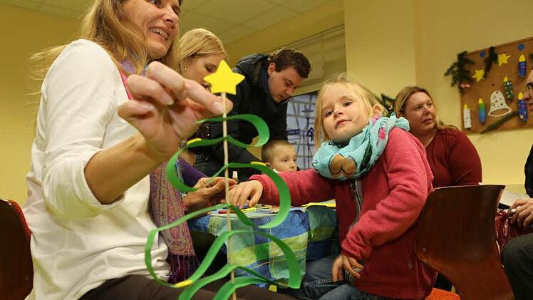 Beim Kinderschutzbund wurden Weihnachtsbäume, aber auch Engel und Schneemänner gebastelt. Foto: Barbara Herbst