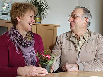 Generalprobe für den besonderen Geburtstag: Für das Zeitungsfoto überreichte Wolfgang Punzelt seiner Frau Roswitha schon einmal ein kleines Sträußchen. Heute darf er ihr richtig zum 60. Geburtstag gratulieren. Foto: Mariell Dörrschmidt
