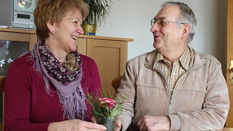Generalprobe für den besonderen Geburtstag: Für das Zeitungsfoto überreichte Wolfgang Punzelt seiner Frau Roswitha schon einmal ein kleines Sträußchen. Heute darf er ihr richtig zum 60. Geburtstag gratulieren. Foto: Mariell Dörrschmidt