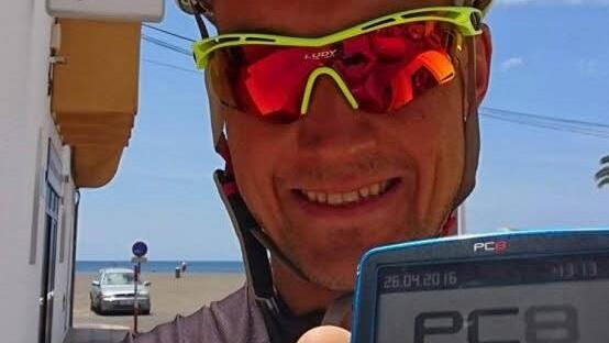 Nach seinem Fahrradsturz bei der Challenge in Fuerteventura fuhr Andreas Dreitz ohne seinen Radcomputer weiter. Erst ein paar Tage später bekam er ihn über Umwege zurück und freute sich.  Foto: pr