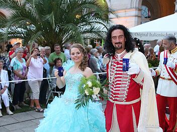 Die Quellenkönigin und Fürst Rakoczy führen traditionell die Polonaise an. Fotos: Ralf Ruppert