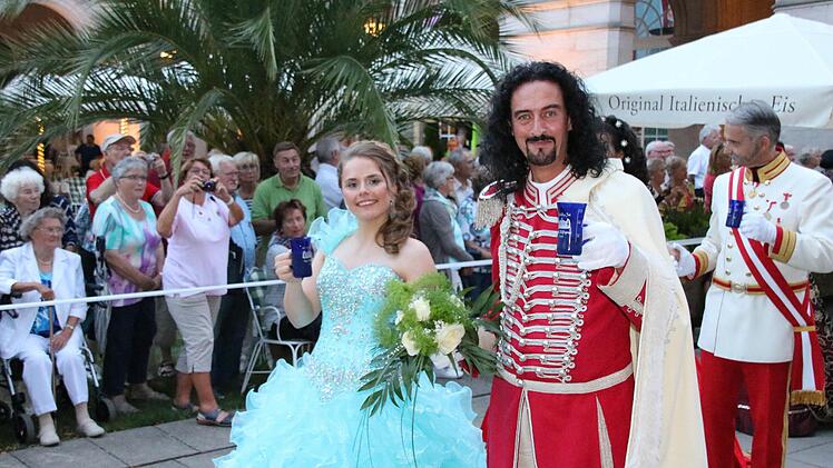 Die Quellenkönigin und Fürst Rakoczy führen traditionell die Polonaise an. Fotos: Ralf Ruppert