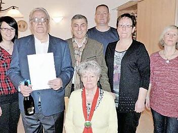 Unser Bild zeigt Reinhard Heller (zweiter von links) mit seiner Familie und Bürgermeister Siegfried Decker.  Foto: Werner Reißaus