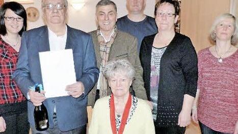 Unser Bild zeigt Reinhard Heller (zweiter von links) mit seiner Familie und Bürgermeister Siegfried Decker.  Foto: Werner Reißaus
