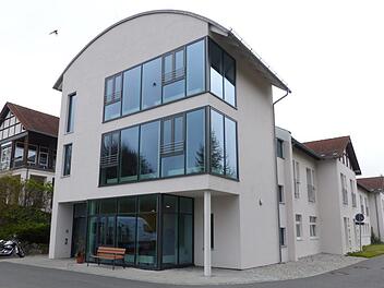 Der neue Haupteingang auf der Südseite des erweiterten und modernisierten BRK-Seniorenheimes MarktleugastFoto: Klaus-Peter Wulf