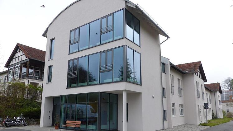 Der neue Haupteingang auf der Südseite des erweiterten und modernisierten BRK-Seniorenheimes MarktleugastFoto: Klaus-Peter Wulf