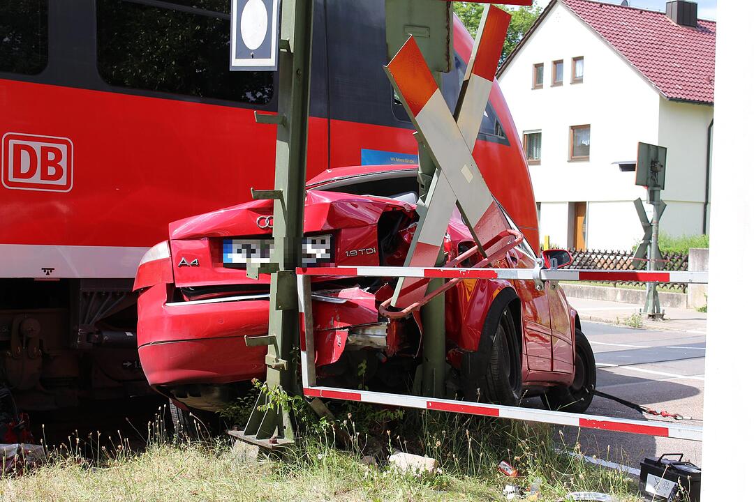 Auto fährt in Roth trotz Warnzeichen auf Gleise und wird von Zug erfasst