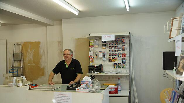 Siegfried Weigand im ausger&auml;umten Laden. Foto: Arkadius Guzy