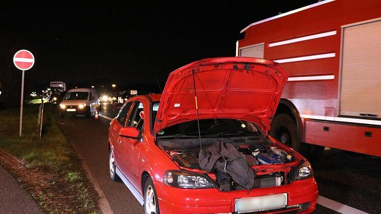 Eine Panne endet f&uuml;r einen 25-J&auml;hrigen t&ouml;dlich. Er steigt aus und wird von mehreren Autos erfasst. Er stirbt noch an der Unfallstelle. Foto: Einsatzreport S&uuml;dhessen/dpa