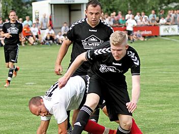 Die Traustadter Michael Kieshauer (hinten) und Cedric Wolf (vorne) erbeuten den Ball von Julian Rügemer (am Boden).  Foto: Günther Geiling