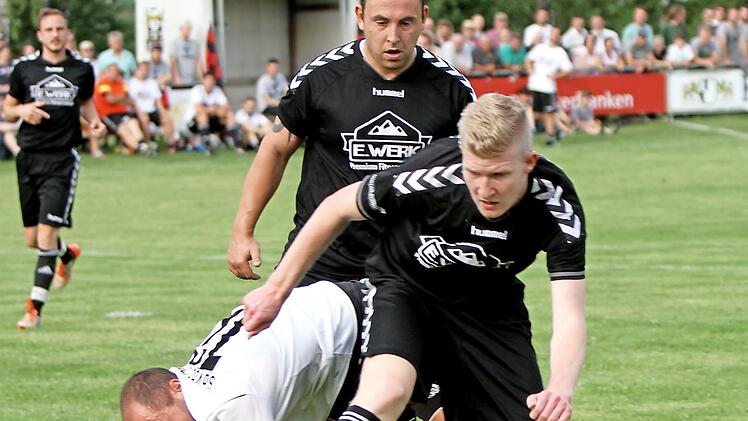 Die Traustadter Michael Kieshauer (hinten) und Cedric Wolf (vorne) erbeuten den Ball von Julian Rügemer (am Boden).  Foto: Günther Geiling