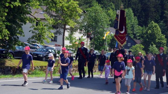 Der gro&szlig;e Festumzug bildete den H&ouml;hepunkt des 125-j&auml;hrigen Jubil&auml;ums der FFW Gifting. Foto: Heike Sch&uuml;lein