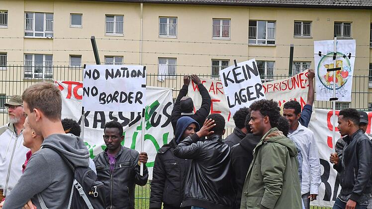 200 Menschen demonstrierten am Samstag, 23. Juni, gegen die Aufnahmeeinrichtung Oberfranken. Foto: Ronald Rinklef
