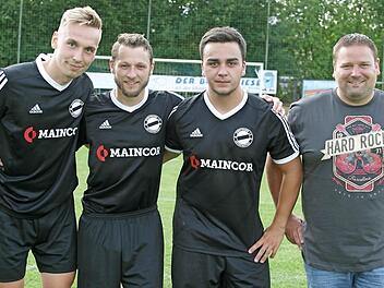Drei Abgängen bei den Spfr. Unterpreppach stehen drei Neuzugänge gegenüber, von links: Spielertrainer Konstantin Körner, Alexander Rößner (FC Rentweinsdorf), Marcel Ebert (SV Heubach), Vorstand Dominik Präger. Auf dem Bild fehlt Marcel Friesner (Eyrichshof). Foto: Dietz