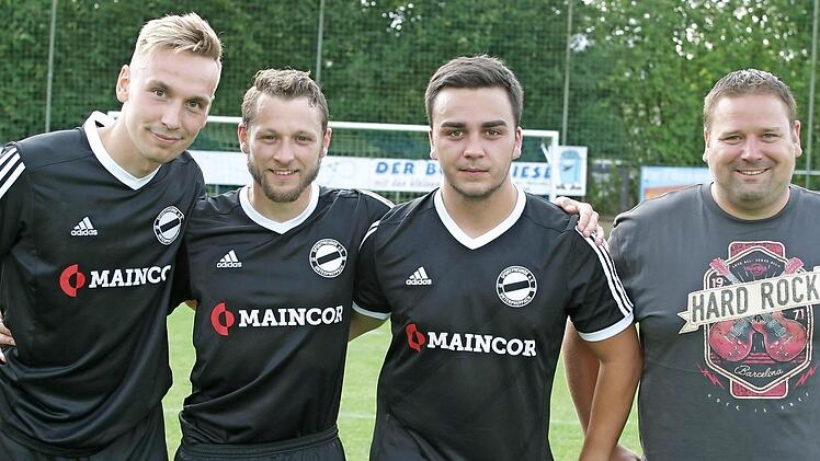 Drei Abgängen bei den Spfr. Unterpreppach stehen drei Neuzugänge gegenüber, von links: Spielertrainer Konstantin Körner, Alexander Rößner (FC Rentweinsdorf), Marcel Ebert (SV Heubach), Vorstand Dominik Präger. Auf dem Bild fehlt Marcel Friesner (Eyrichshof). Foto: Dietz