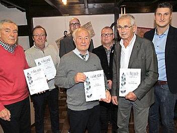 Die für 50- bis 70-jährige Mitgliedschaft geehrten Mitglieder der SpVgg Hausen; von links Blasius Buschner, Rudi Winkler, Dritter Vorsitzender Thomas Güthlein, Gerhard Blum, Vorsitzender Peter Wieneck, Wolfgang Kapp und Zweiter Vorsitzender Matthias Müller Foto: Mathias Erlwein