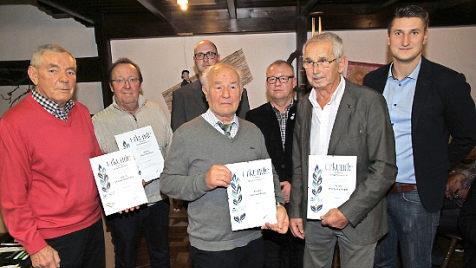 Die für 50- bis 70-jährige Mitgliedschaft geehrten Mitglieder der SpVgg Hausen; von links Blasius Buschner, Rudi Winkler, Dritter Vorsitzender Thomas Güthlein, Gerhard Blum, Vorsitzender Peter Wieneck, Wolfgang Kapp und Zweiter Vorsitzender Matthias Müller Foto: Mathias Erlwein