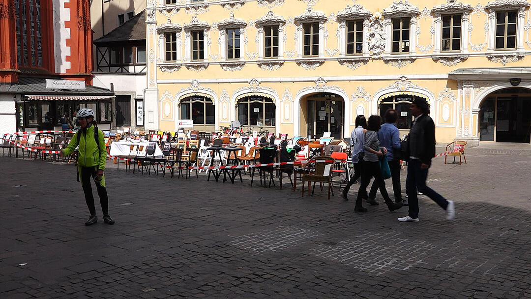 Gastronomie protestiert mit leeren Stühlen gegen Corona-Schließungen