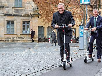 Die Hoffnungen auf eine Verkehrswende durch elektrische Roller haben sich in Bamberg zerschlagen. In der Stadt, die als erste in Deutschland die Flitzer ausprobieren durfte, haben E-Scooter heute immer noch Seltenheitswert. Foto: Matthias Hoch
