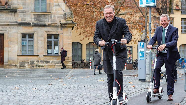 Die Hoffnungen auf eine Verkehrswende durch elektrische Roller haben sich in Bamberg zerschlagen. In der Stadt, die als erste in Deutschland die Flitzer ausprobieren durfte, haben E-Scooter heute immer noch Seltenheitswert. Foto: Matthias Hoch