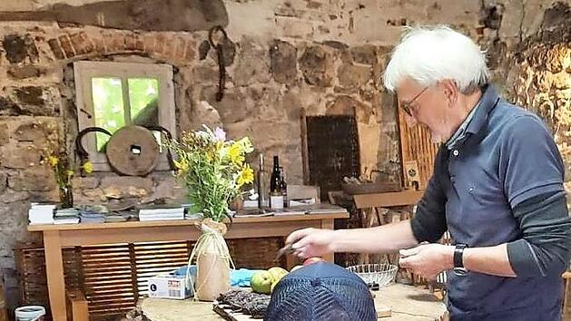 Franz H&uuml;mmer zeigte den Kindern, wie die Hutzeln entstehen.