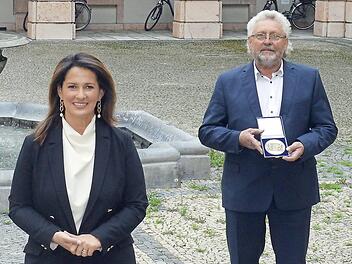 Landwirtschaftsministerin Michaela Kaniber mit Hilmar Schmitt aus Krum, der den Staatsehrenpreis erhalten hat.  Foto: Ernährungsministerium