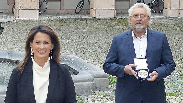 Landwirtschaftsministerin Michaela Kaniber mit Hilmar Schmitt aus Krum, der den Staatsehrenpreis erhalten hat.  Foto: Ernährungsministerium