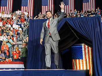 Der Mann hinter Trump: Am 17. September 2022 l&auml;sst sich J.D. Vance, der damalige republikanische Kandidat f&uuml;r den US-Senat, bei einer Wahlkampfveranstaltung in Youngstown, Ohio, feiern.