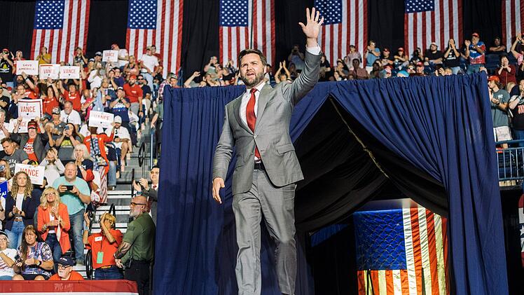 Der Mann hinter Trump: Am 17. September 2022 l&auml;sst sich J.D. Vance, der damalige republikanische Kandidat f&uuml;r den US-Senat, bei einer Wahlkampfveranstaltung in Youngstown, Ohio, feiern.